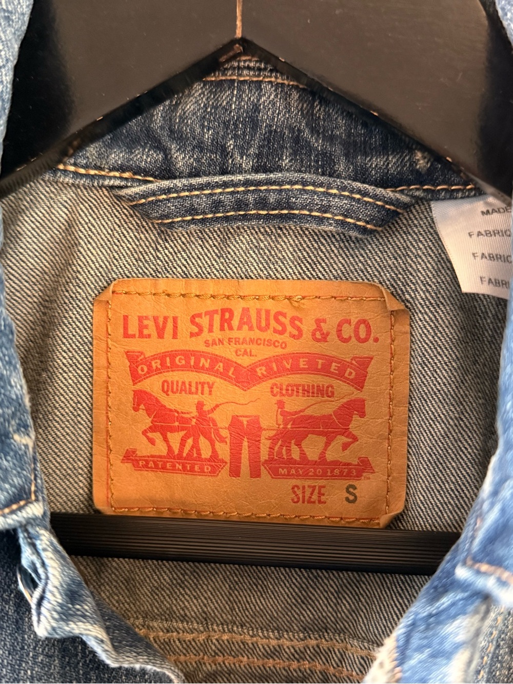 Levi’s Men's Relaxed Trucker Jacket Distressed Raw Torn Away Sleeve Size Small - Picture 7 of 15